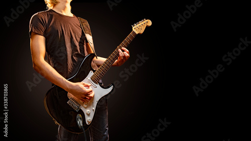 黒い背景にギタリストのイメージビジュアル