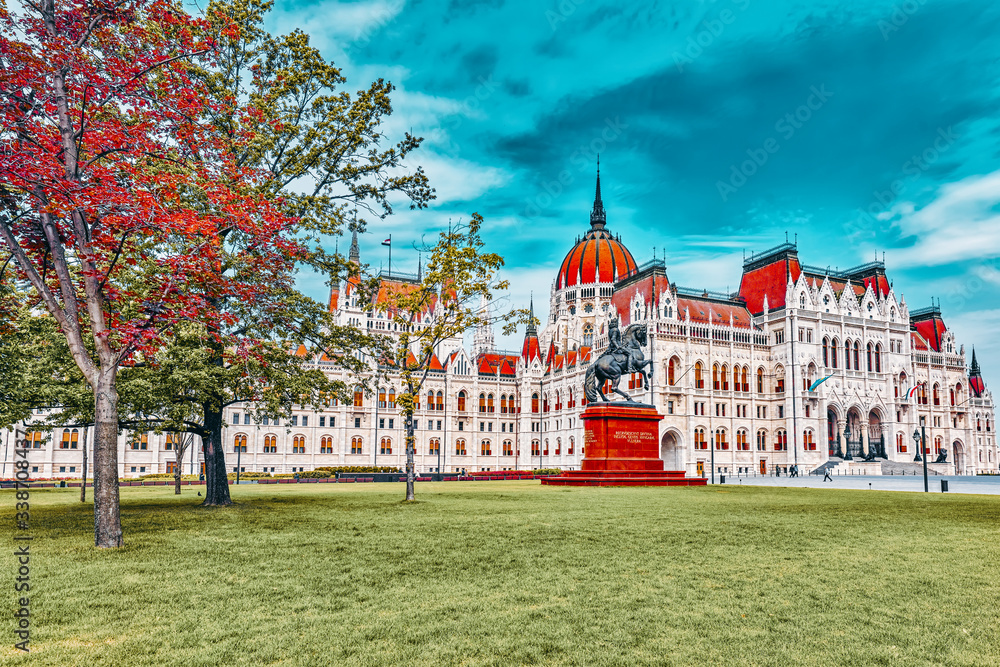 Fototapeta premium BUDAPEST, HUNGARY-MAY 04, 2016: Hungarian Parliament Main Entrance. Panoramic view. Hungary.