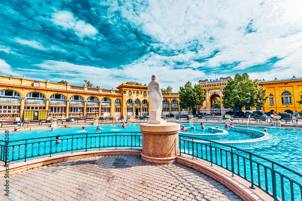 Obraz premium BUDAPEST, HUNGARY- MAY 05,2016: Courtyard of Szechenyi Baths, Hungarian thermal bath complex and spa treatments.