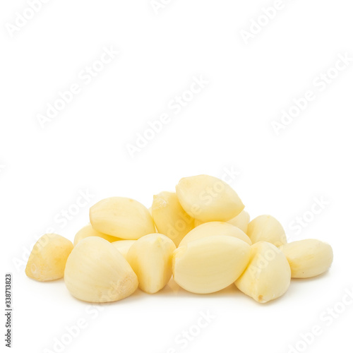 Fresh Organic Garlic Bulbs and Garlic Cloves (Allium sativum) isolated on white background. concept Herbal and Vegetable extracts are medications for Reduce heart disease risk and relieve colds. 