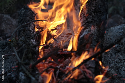 biesiada płonie ognisko płomienie ogień żar 