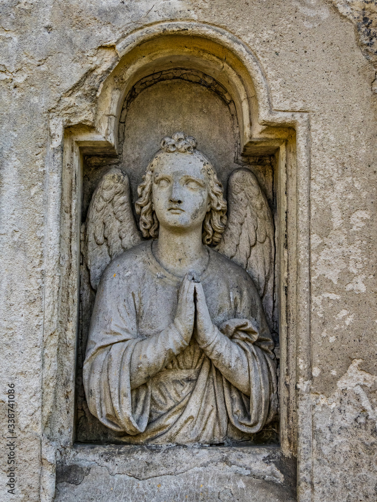 Ein gut erhaltener Biedermeier  Friedhof, heute nur noch Gedenkstaette. 1791 wurde Wolfgang A. Mozart hier in einem nicht gekennzeichneten Grab beigesetzt; das Grabdenkmal stammt aus spaeterer Zeit.