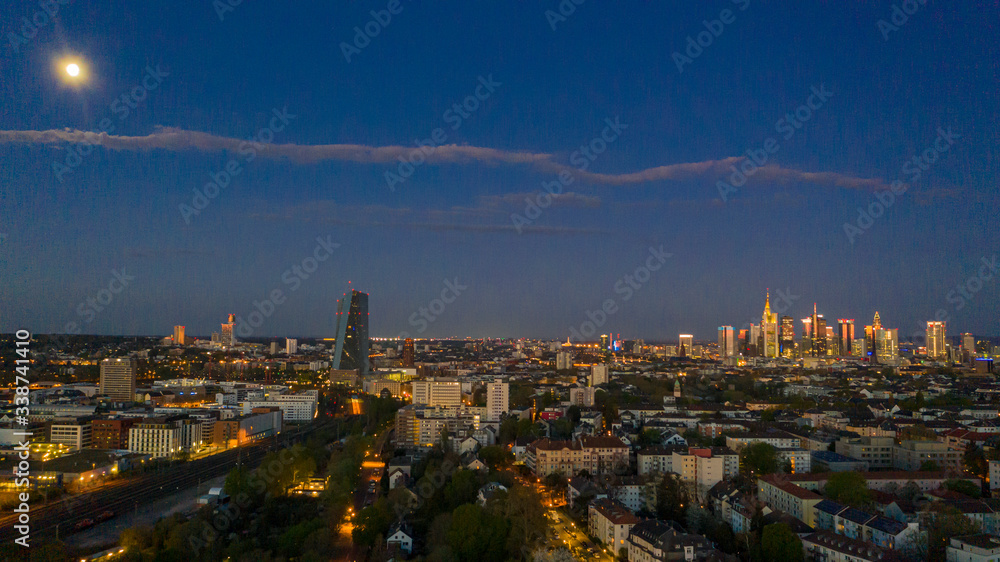 Naklejka premium Zdjęcie lotnicze panoramę Frankfurtu i budynek Europejskiego Banku Centralnego o wschodzie słońca w porannym zmierzchu