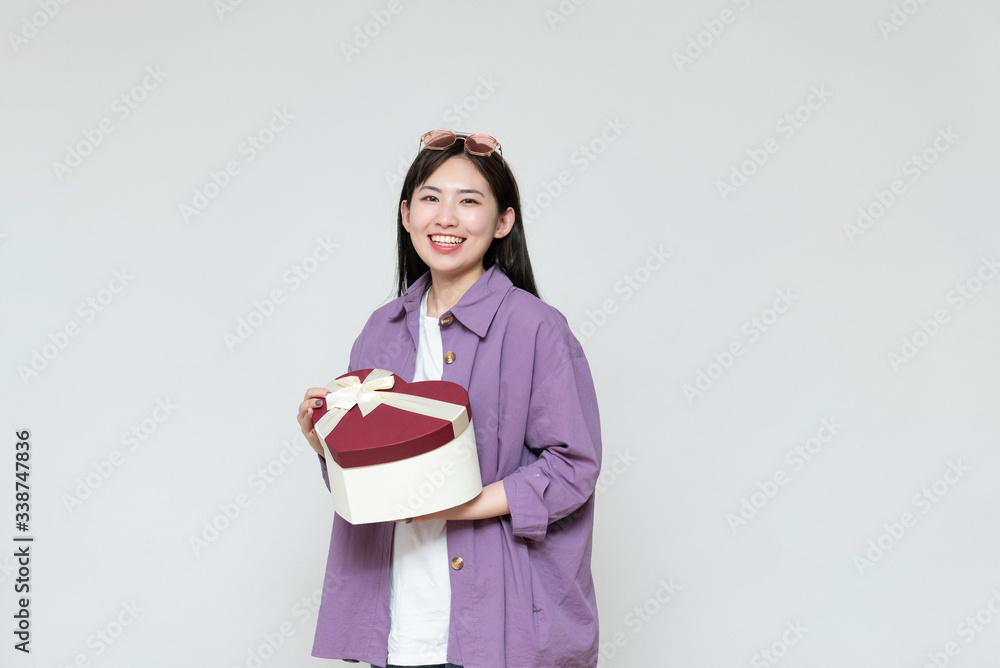 Fototapeta premium A young asian woman with a gift box in her hand