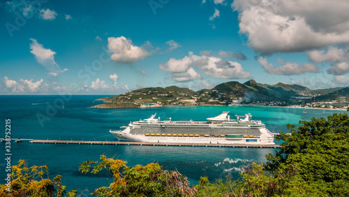 Vaisseau de croisière dans Simpson Bay à Saint-Martin