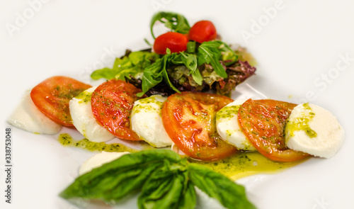 Tomates mozzarella à l'huile d'olive et basilic