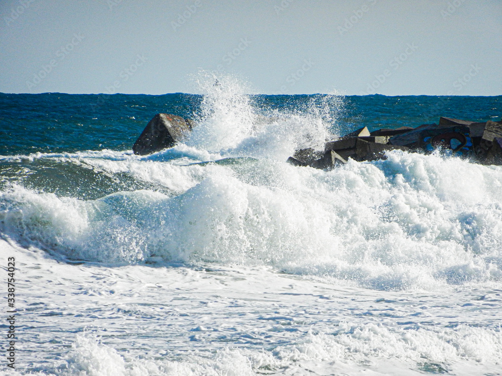 Fototapeta premium Olas rompiendo en rocas