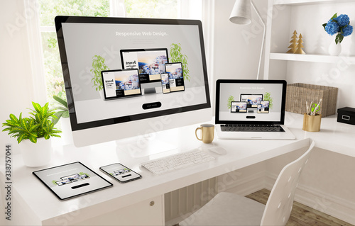 Stampa su tela responsive devices on home office setup