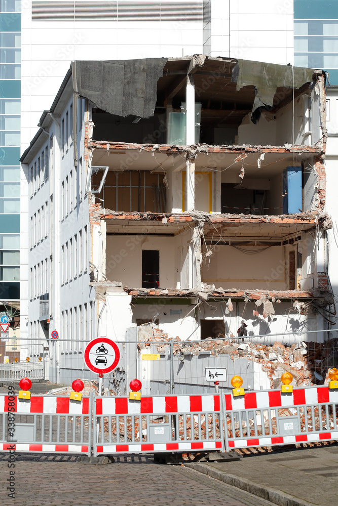 Baustellenabsperrung, Trümmer eines abgerissenen Hauses, Bremen ...