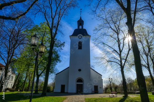 Alte weiße Dorfkirche im Dorf Friemersheim in Duisburg