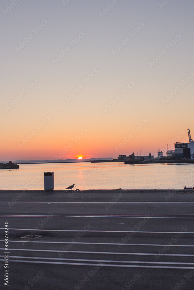 Obraz premium sunset in the city aarhus