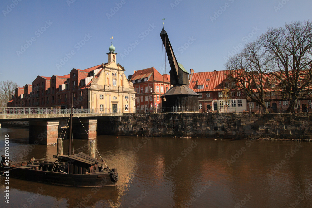 Fototapeta premium Romantisches Lüneburg; Wasserviertel mit Altem Kran
