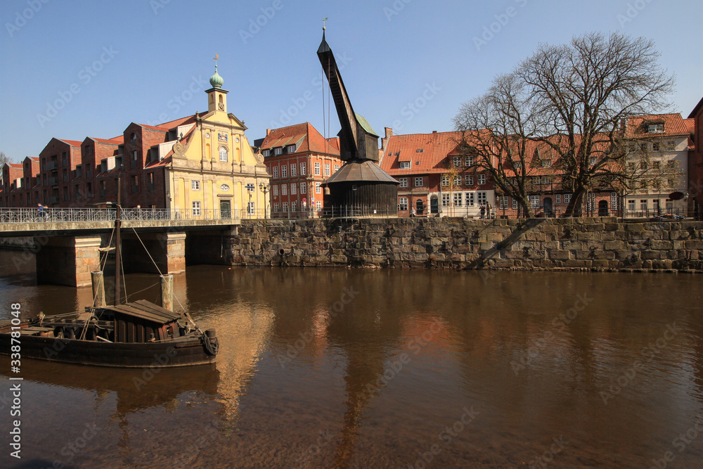 Fototapeta premium Romantisches Lüneburg; Wasserviertel mit Altem Kran