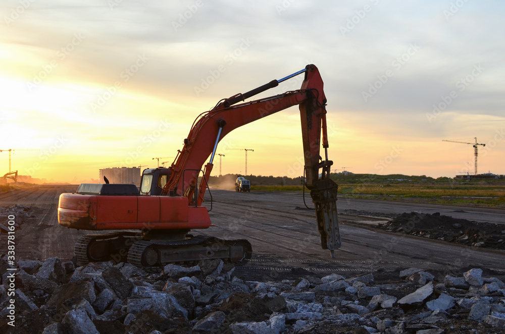 Hydraulic breaker hammer for the destruction of concrete and hard rock ...