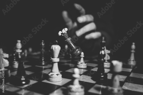 Persona jugando al ajedrez, entretenimiento en blanco y negro