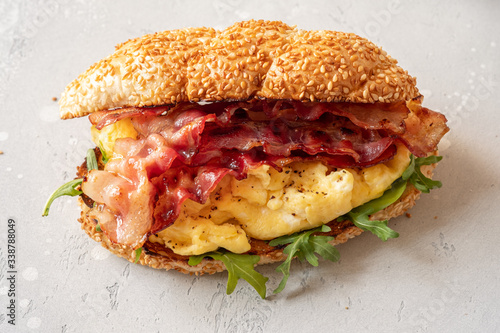 Foto Breakfast bun with scrambled eggs and bacon