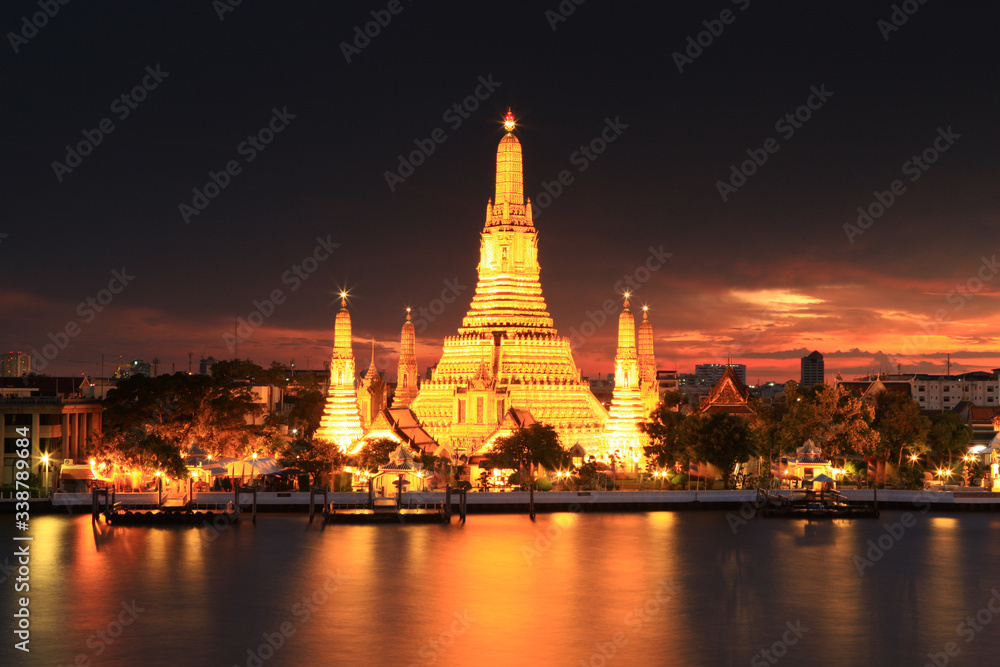 Wat Arun Ratchawararam Ratchawaramahawihan (Temple of Dawn) in Bangkok Thailand 