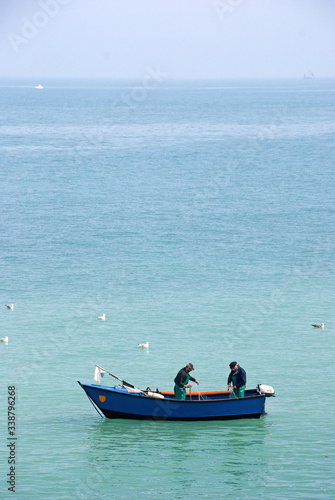 Fischerboot mit Fischern in der Normandie