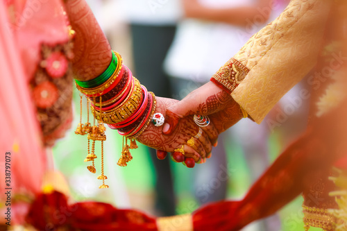 Bilde på lerret bride and groom hands , indian wedding