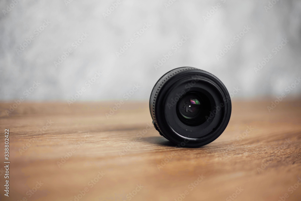 black fix lens lies on a wooden background