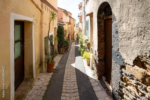 Altstadtidylle in Cogolin, einer Kleinstadt in der Provence im Süden Frankreichs