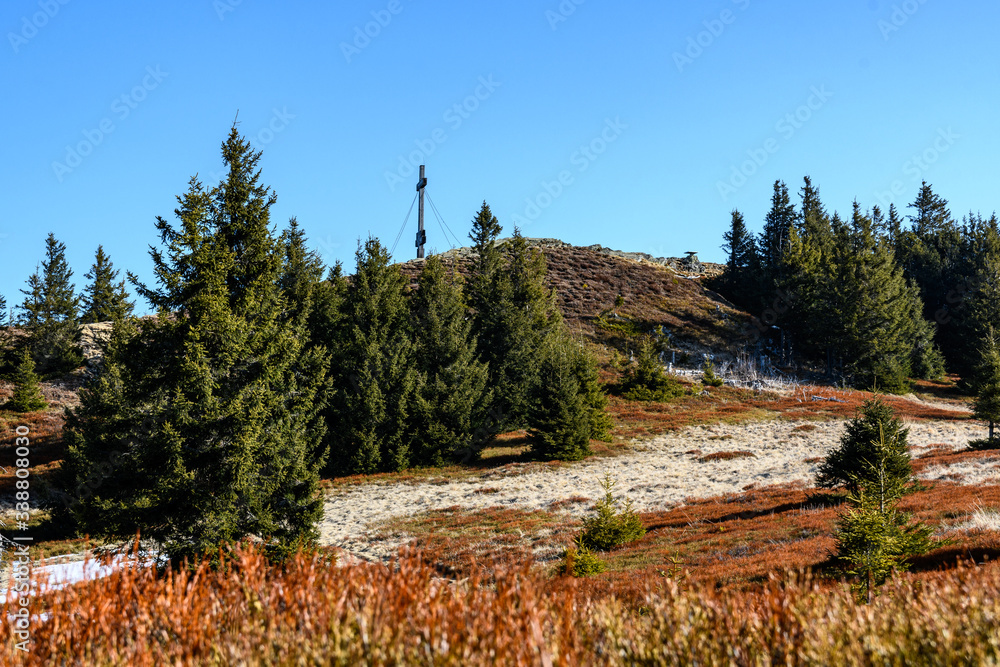 Φωτογραφία summit cross and landscape on Rennfeld mountain near Bruck an der Mur city i