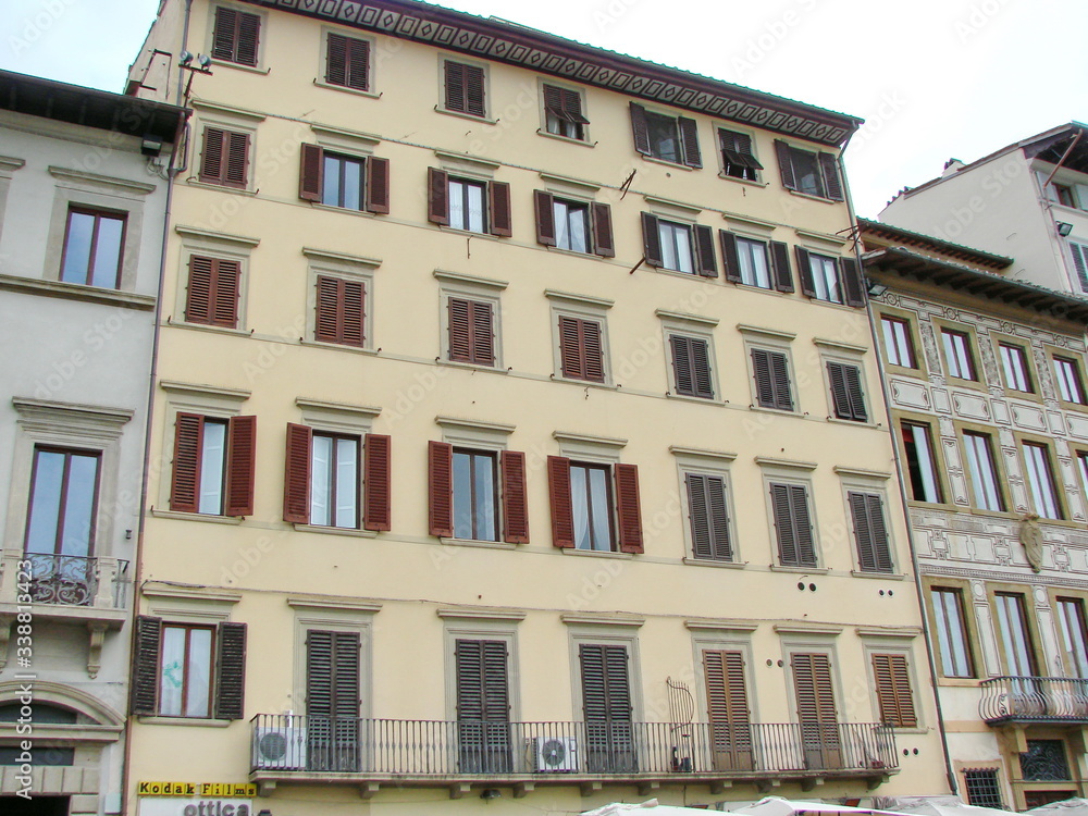 Fototapeta premium The fresh appearance of the medieval buildings of Florence is no different from the modern buildings on the streets of the city.