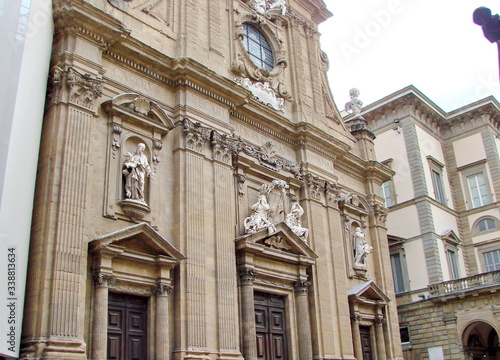 The sculptures of saints and martyrs on the fa  ade of Florentine cathedrals are constantly reminding passers-by of the greatness of the Catholic religion.