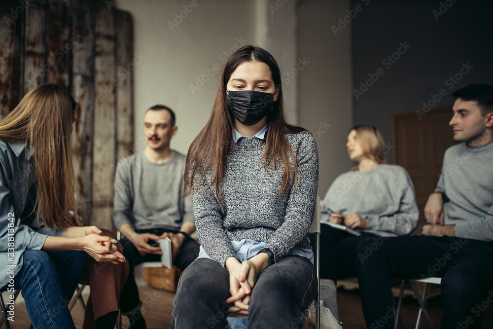 Φωτογραφία ill caucasian woman sit in protective medical mask, she doesn't want to infect others