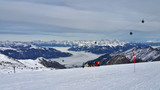 Austria sezon narciarski trasa narciarska widok z góry na dolinę pokrytą mgłą
