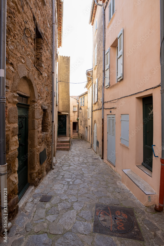Altstadtgasse in Ramatuelle in der Provence, Südfrankreich