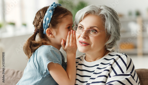 Canvastavla Girl sharing secret with grandmother.