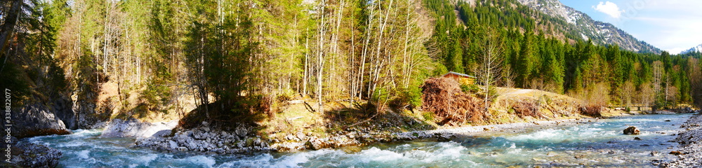Naklejka premium Bad Hindelang, Deutschland: Die Ostrach fließt der Eisenbreche Klamm entgegen