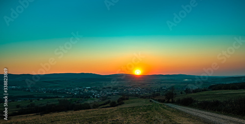 Zachód słońca , góry, wiosna, wioska, miejscowość,    © Kamil