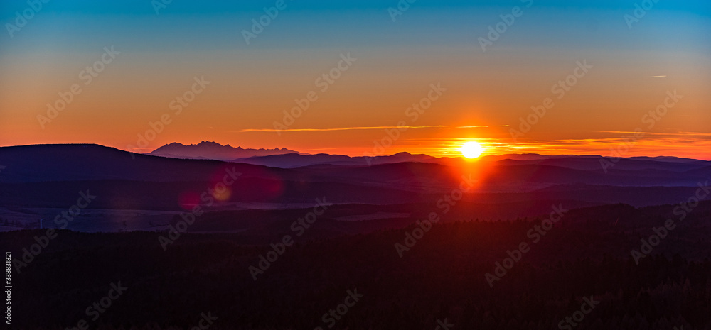 Zachód słońca, Tatry w oddali, Zachód słońca z Tatrami w tle.  Super przejrzystość powietrza, góry, doliny