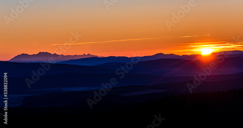 Zachód słońca, Tatry w oddali, Zachód słońca z Tatrami w tle.  Super przejrzystość powietrza, góry, doliny © Kamil