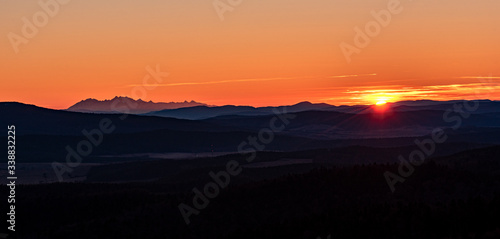 Zachód słońca, Tatry w oddali, Zachód słońca z Tatrami w tle. Super przejrzystość powietrza, góry, doliny