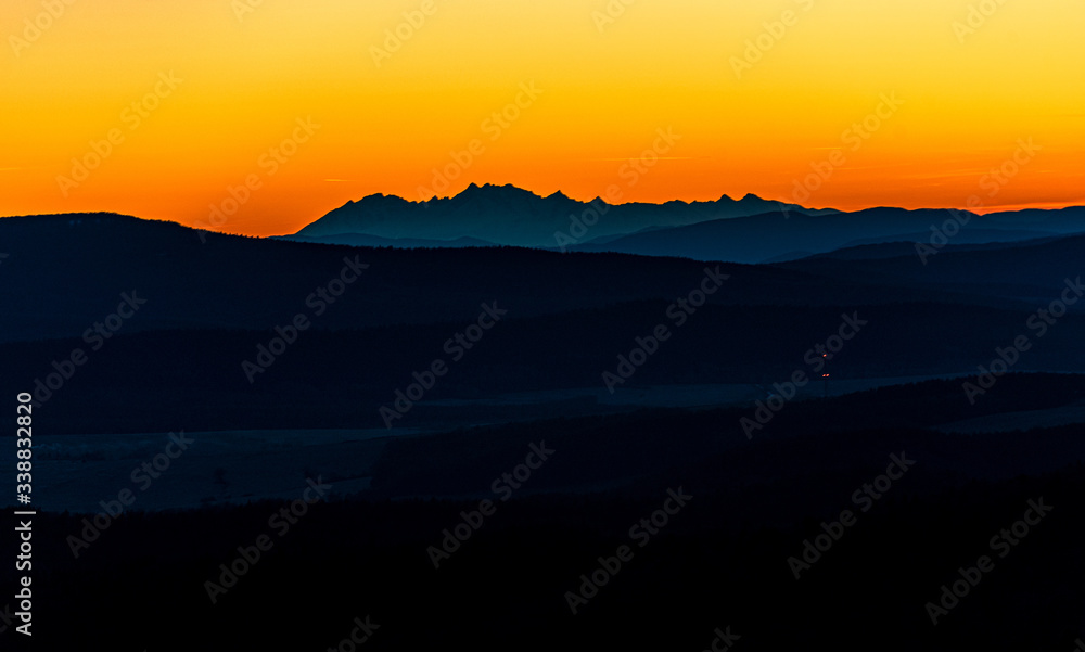 Zachód słońca, Tatry w oddali, Zachód słońca z Tatrami w tle. Super przejrzystość powietrza, góry, doliny Zachód słońca, Tatry w oddali, Zachód słońca z Tatrami w tle. Super przejrzystość powietrza, góry, doliny