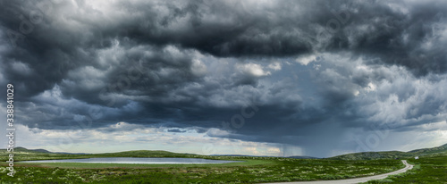 Regenwolken über dem Venabygdsfjell im Rondane Nationalpark in Norwegen