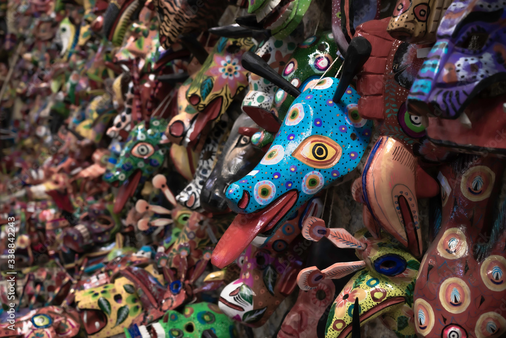 Cientos de máscaras artesanales están colgadas en la pared. Stock Photo |  Adobe Stock