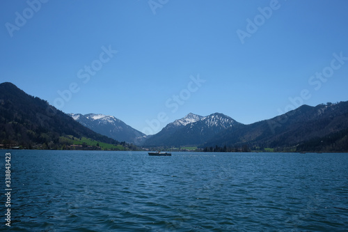 Schliersee in Bayern mit blauem Himmel
