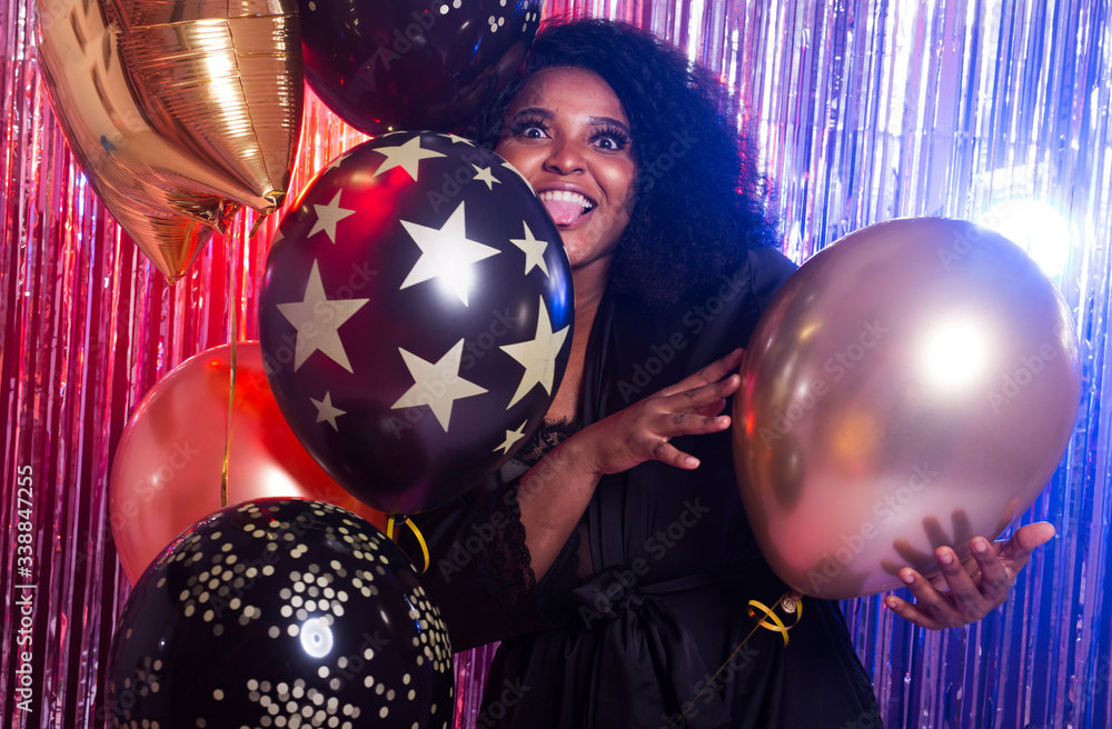 Naklejka premium Beautiful black woman enjoying a party lifestyle. Birthday party, clubbing and holidays concept.