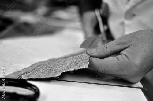 Fotografie sartoriali in bianco e nero durante la lavorazione di capi di abbigliamento photo