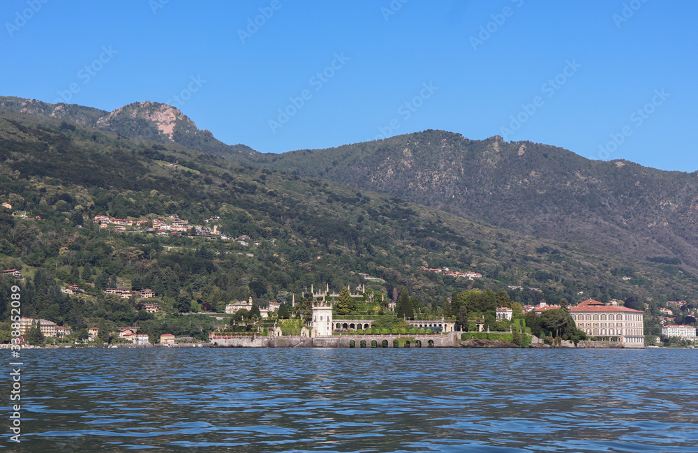 Italie - Piémont - Vue sur Isola Bella, ses jardins baroques et le Palais Borromée