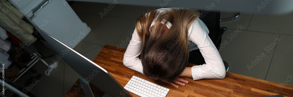 Naklejka premium Woman preparing for meeting