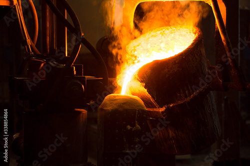 The molten liquid metal is poured into the mold. © zoommachine