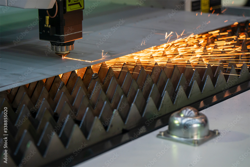 The fiber laser cutting machine cutting the sheet metal plate with the  sparkling light. The hi-technology sheet metal manufacturing process by laser  cutting machine. foto de Stock | Adobe Stock