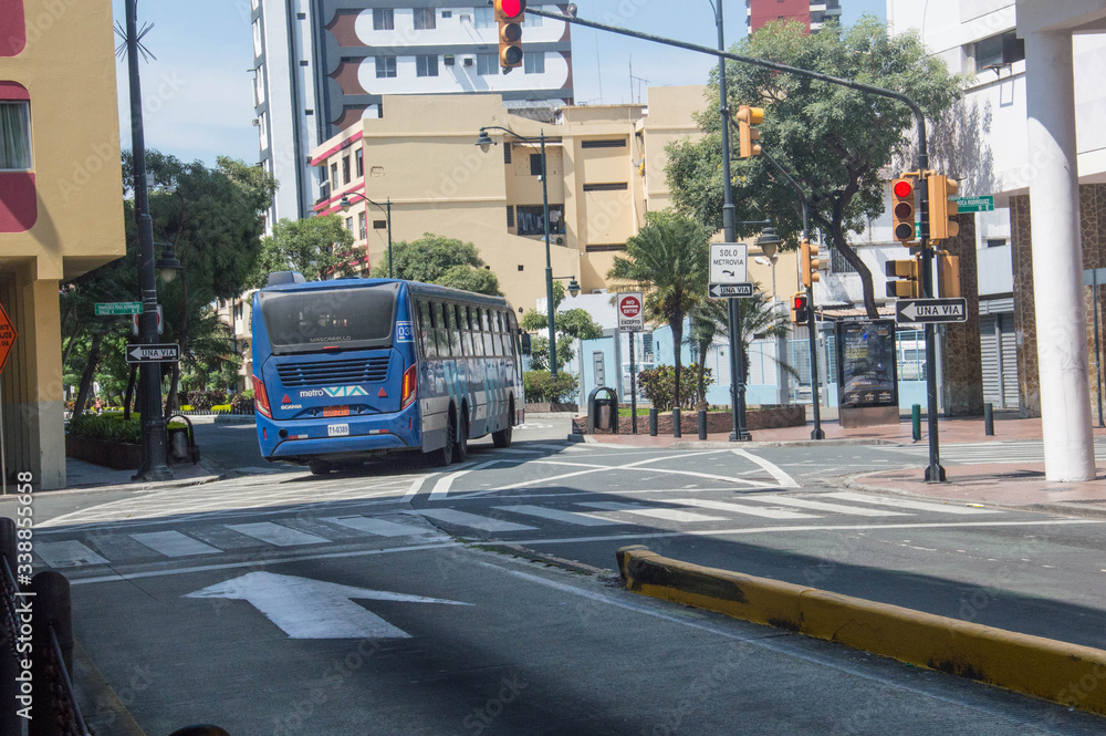 Fototapeta premium Ciudad de Guayaquil en Cuarentena, ciudad vacía, calles sin autos y sin gente, panemia. Quédate en Casa.
