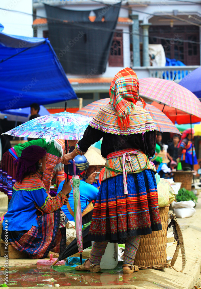 wietnamskie kobiety w tradycyjnych strojach na targu w Bac Ha - obrazy, fototapety, plakaty 