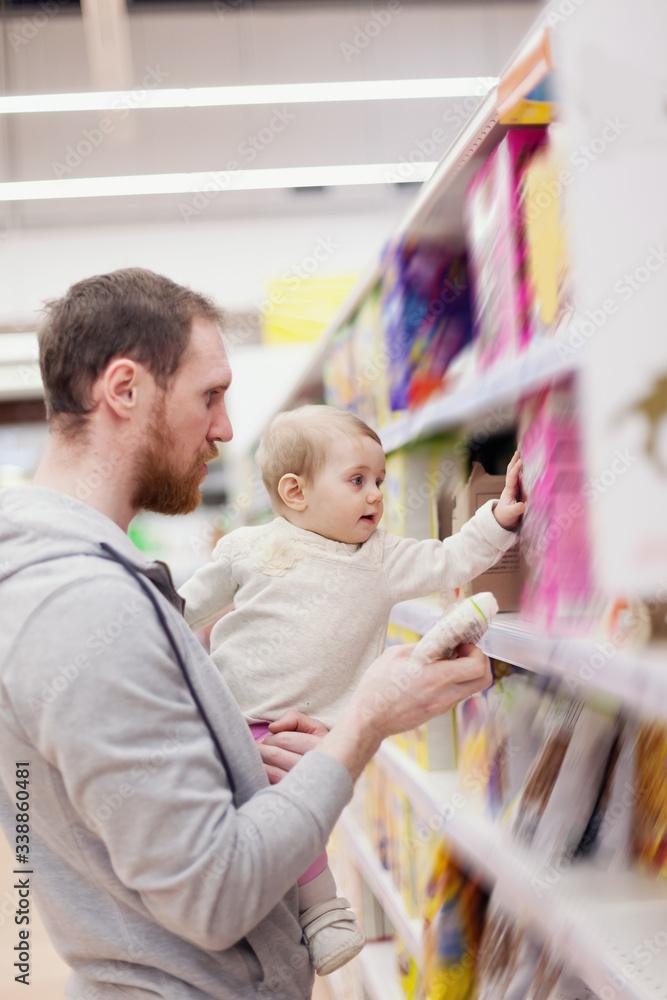 Obraz premium young father with small baby shopping at supermarket.